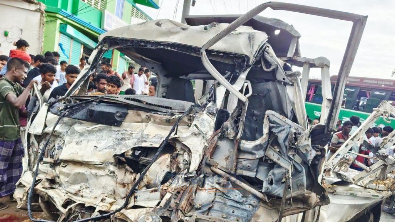 কিশোরগঞ্জে বাস-পিকআপের সংঘর্ষে নিহত ৩, প্রাণ গেল আরও ৬ গরুর