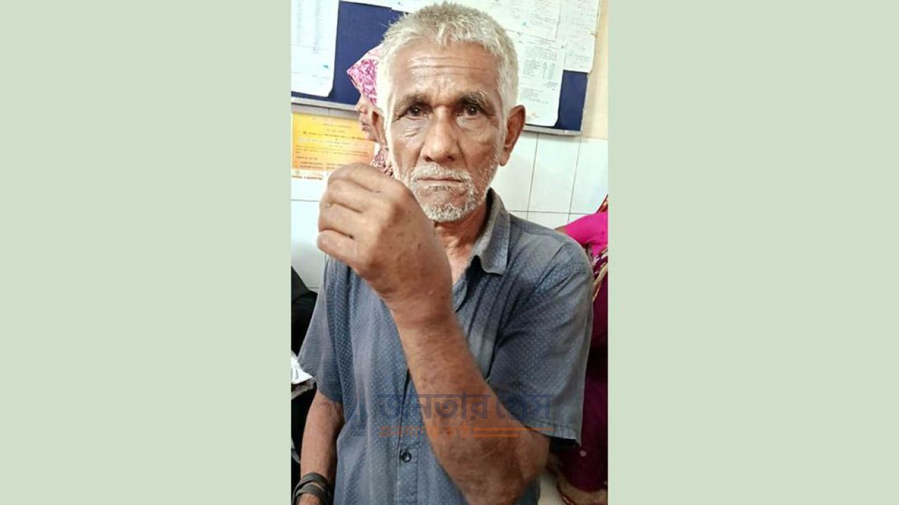 স্ত্রীর পরকীয়া প্রেমিককে শায়েস্তা করতে টাকা না দেওয়ায় বাবাকে মারধর