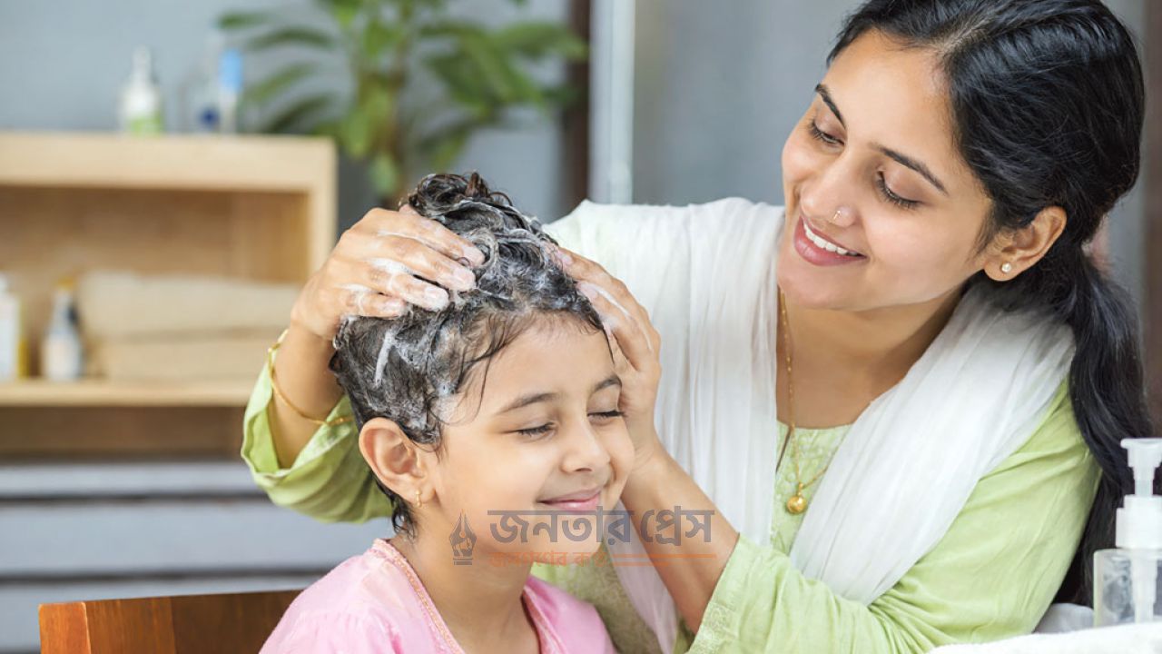 বর্ষায় শিশুর চুল থাকুক খুশকিমুক্ত