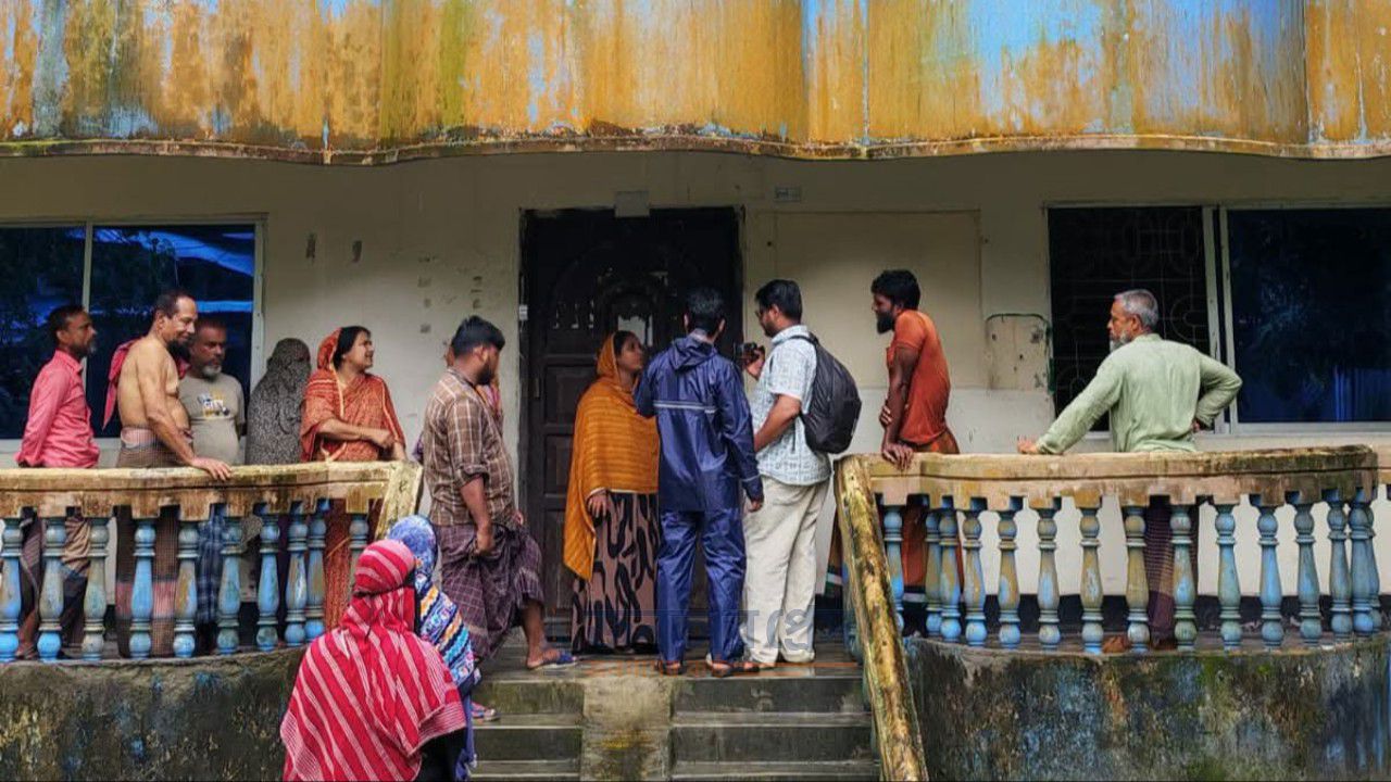 ঋণের প্রলোভনে সঞ্চয় ও বিমার টাকা, বাউফলে কথিত এনজিও অফিস ছেড়ে উধাও!!!