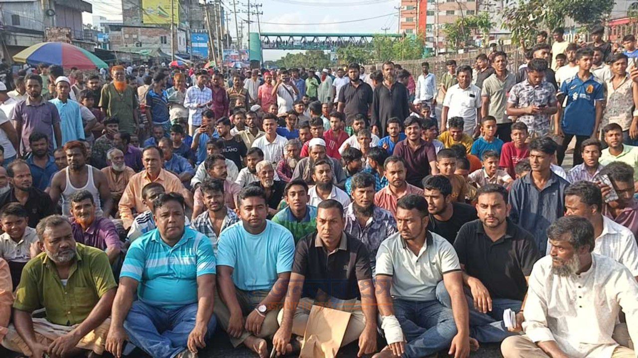 বাঘের বাজারে মহাসড়ক অবরোধ করে ক্ষুদ্র ব্যবসায়ীদের বিক্ষোভ।,