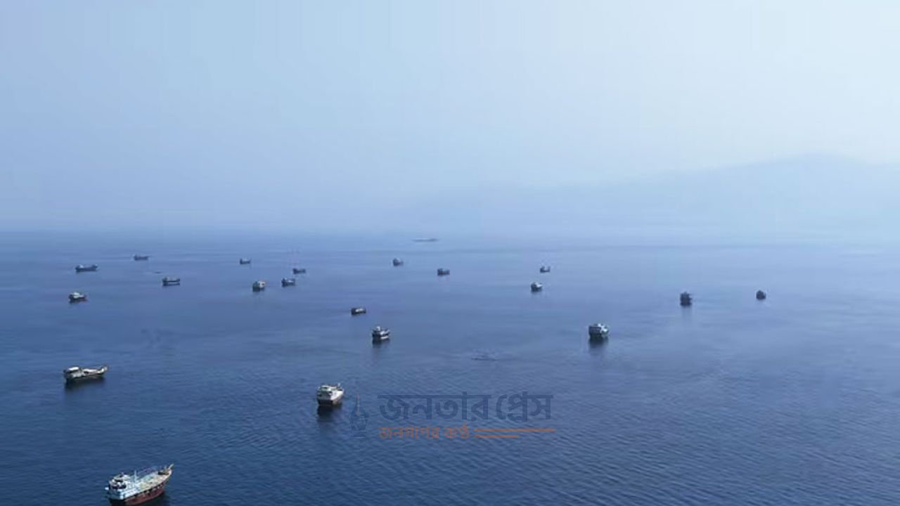 হরমুজ প্রণালিতে সৌদি তেলবাহী দুই জাহাজে হামলা