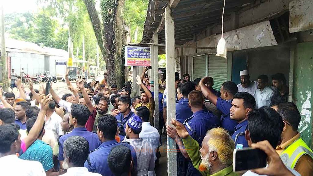 সার না পেয়ে কুড়িগ্রামে ফের সড়ক অবরোধ, গুদামে অবরুদ্ধ কৃষি কর্মকর্তা