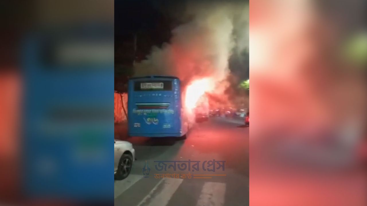 রাজধানীতে ৪ এলাকায় ককটেল বিস্ফোরণের পর এবার বাসে আগুন