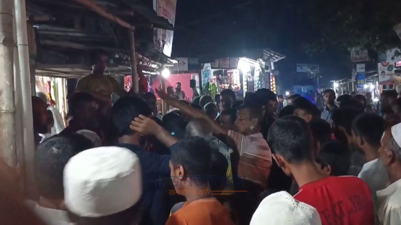 আঁতাতের অভিযোগে কৃষি কর্মকর্তাকে দোকানে অবরুদ্ধ করলেন ক্ষুব্ধ কৃষকরা