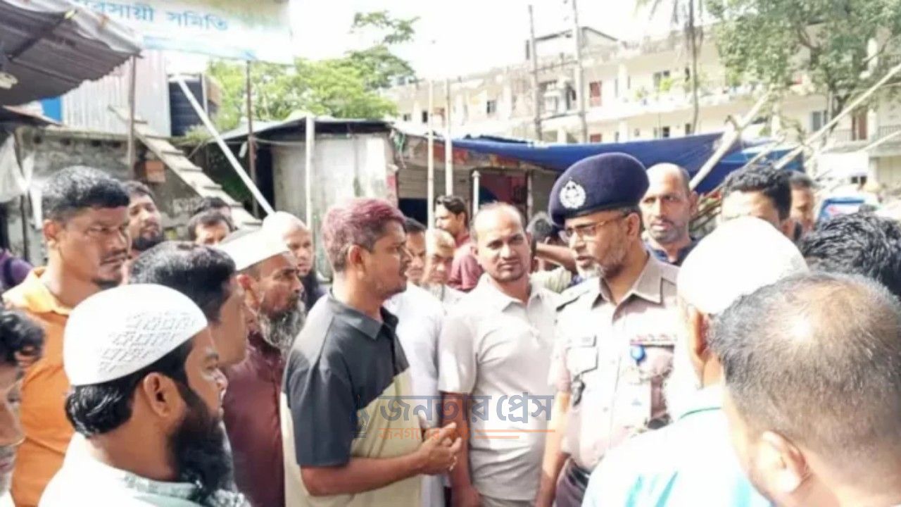 বরিশালে চাঁদাবাজির অভিযোগ ও ব্যবসায়ীর ওপর হামলার প্রতিবাদে কাঁচাবাজারে ধর্মঘট