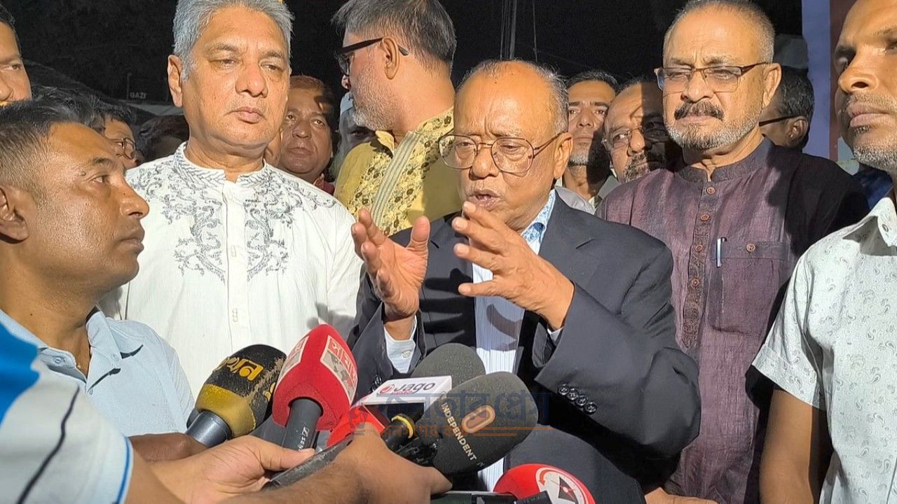 চার তরুণের উদ্যোগে বদলে গেল বাঁশবাড়ি কলোনি, দেয়ালে দেয়ালে ফুলের বাগান