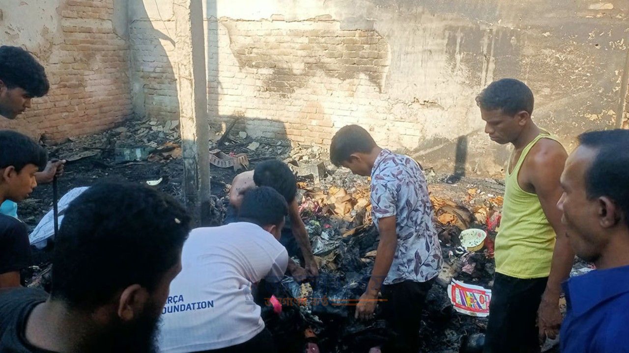 কাউনিয়ায় আগুনে পুড়ল ক্রোকারিজ ও খেলনার দুই গুদাম, ক্ষতি ১৫ লাখ টাকা