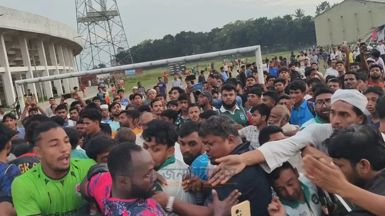 বরিশালে ফুটবল ম্যাচে বাংলাদেশি খেলোয়াড়কে আছাড়, নাইজেরিয়ান ফুটবলারকে মারধর