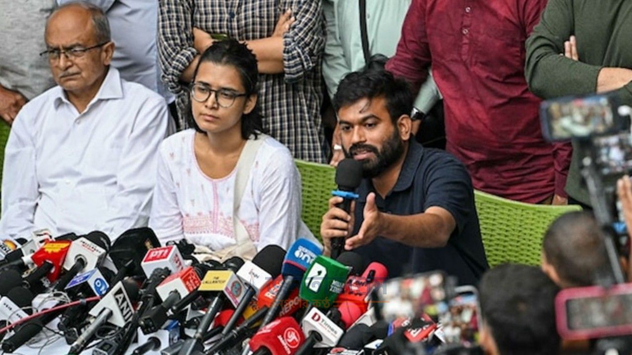 বাংলাদেশের জুলাই আন্দোলন ভারতের তরুণদের পথ দেখিয়েছে, নেহার বক্তব্যে রাহুলকে নিশানা বিজেপির