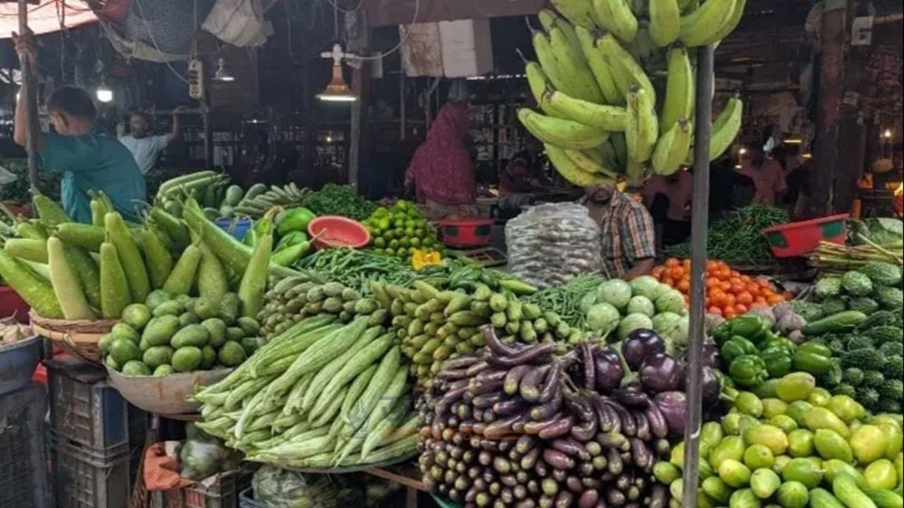শীতের সবজি বাজারে, তবু চড়া দাম; টমেটো ২০০, শিম ১৪০ টাকা কেজি